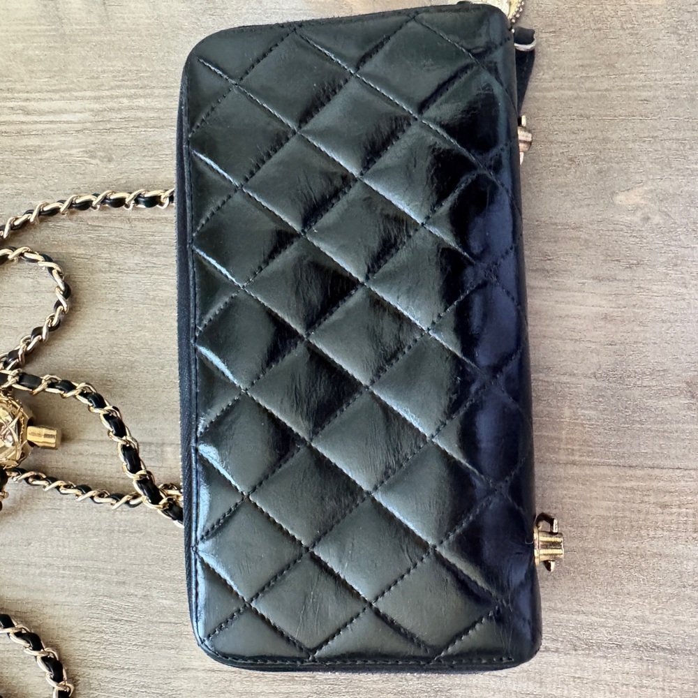 CHANEL Black Quilted Lambskin Crossbody Bag with Gold Chain - Picture 5 of 10